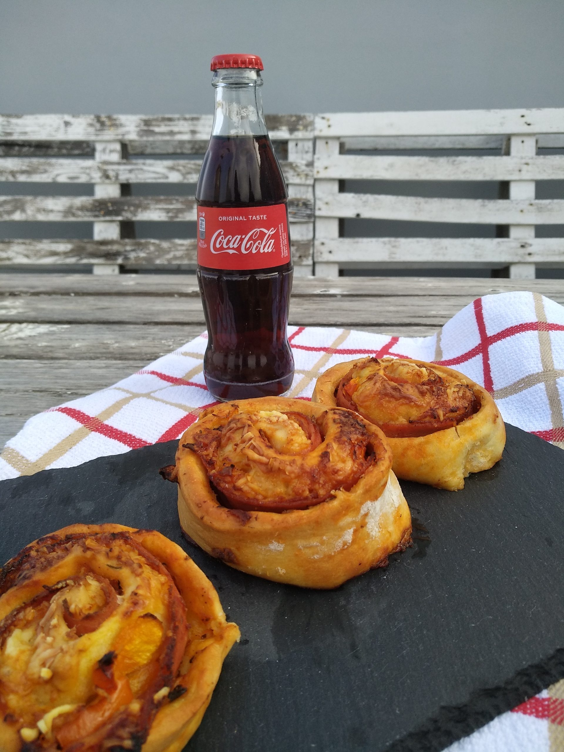 ΡΟΛΑ ΠΙΤΣΑΣ Ποιος μπορεί να αντισταθεί σε ένα κομμάτι πίτσα?