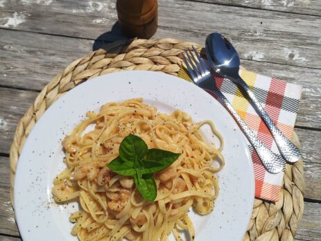 ΜΑΚΑΡΟΝΑΔΑ ΜΕ ΣΑΛΤΣΑ ΓΑΡΙΔΑΣ